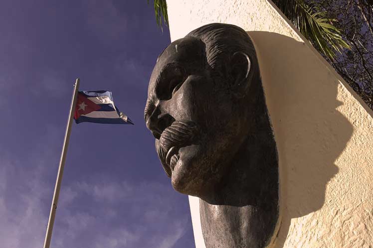 Postales de Cuba: Ecuaciones, luz, una plaza, Martí