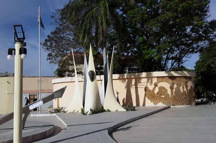 Postales de Cuba: Ecuaciones, luz, una plaza, Martí