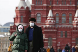 Rusos con tapabocas en el Kremlin