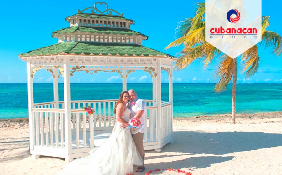 se celebra boda en la playa varadero