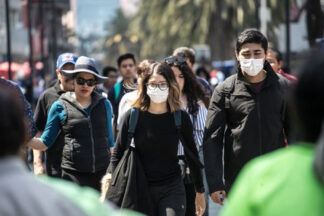 personas caminando