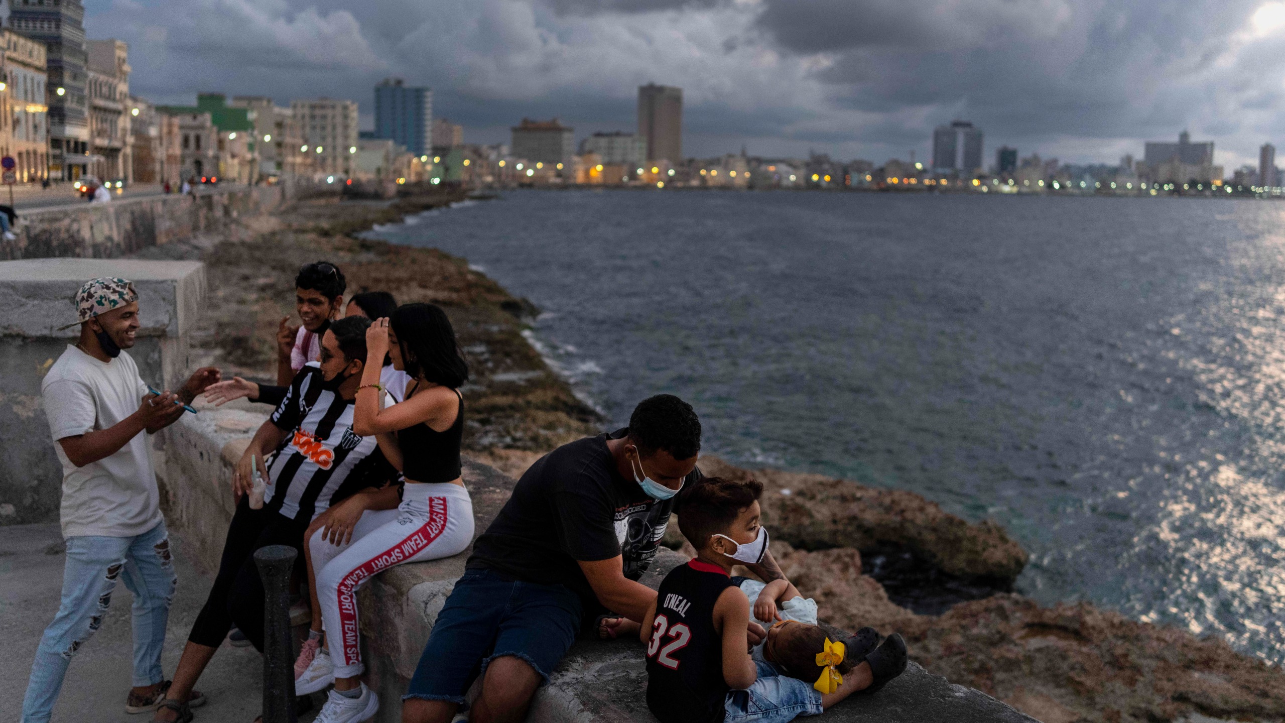 cuba personas malecon