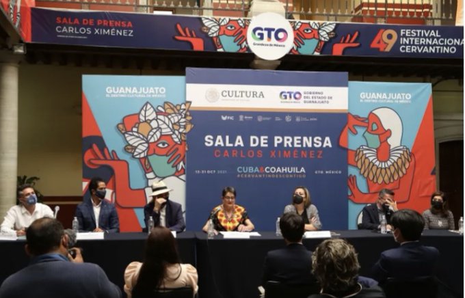 personas sentadas en conferencia