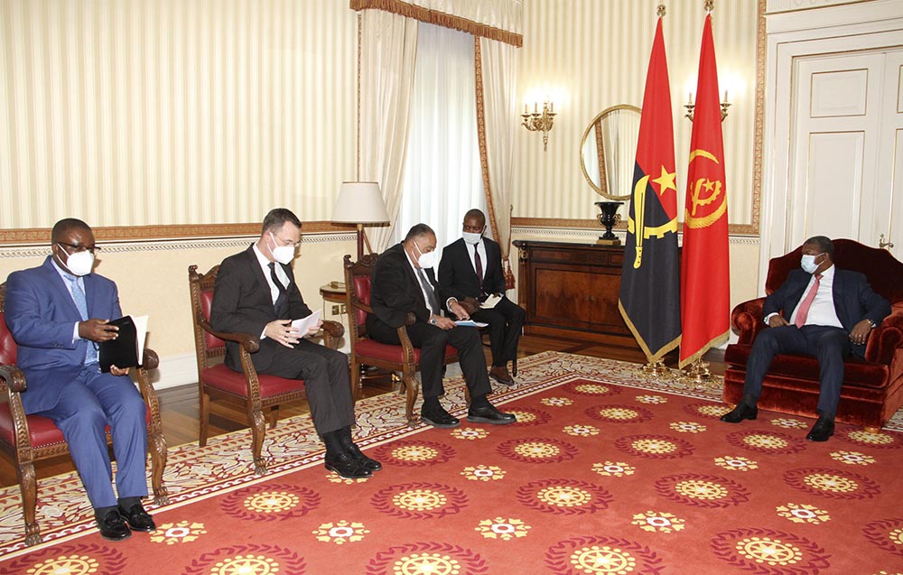 Angola presidente_con_delegacion