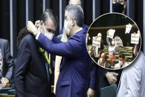 Bolsonaro-recibe-medalla-en-Brasil.