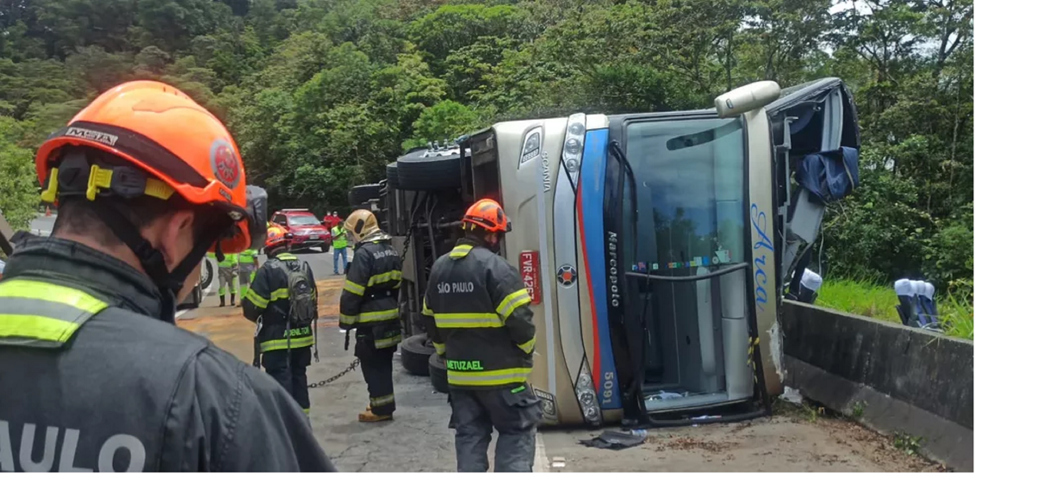 Cinco muertes en Brasil tras volcarse autobus en Sao Paulo