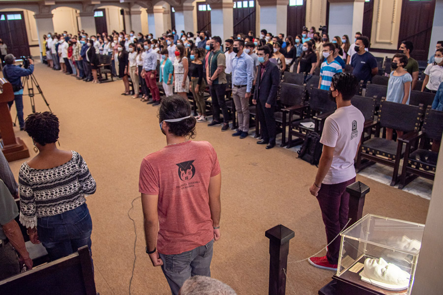 jovenes en el aula magna