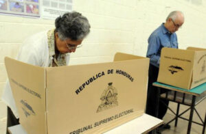 personas votando