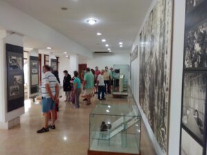 personas paradas en el museo