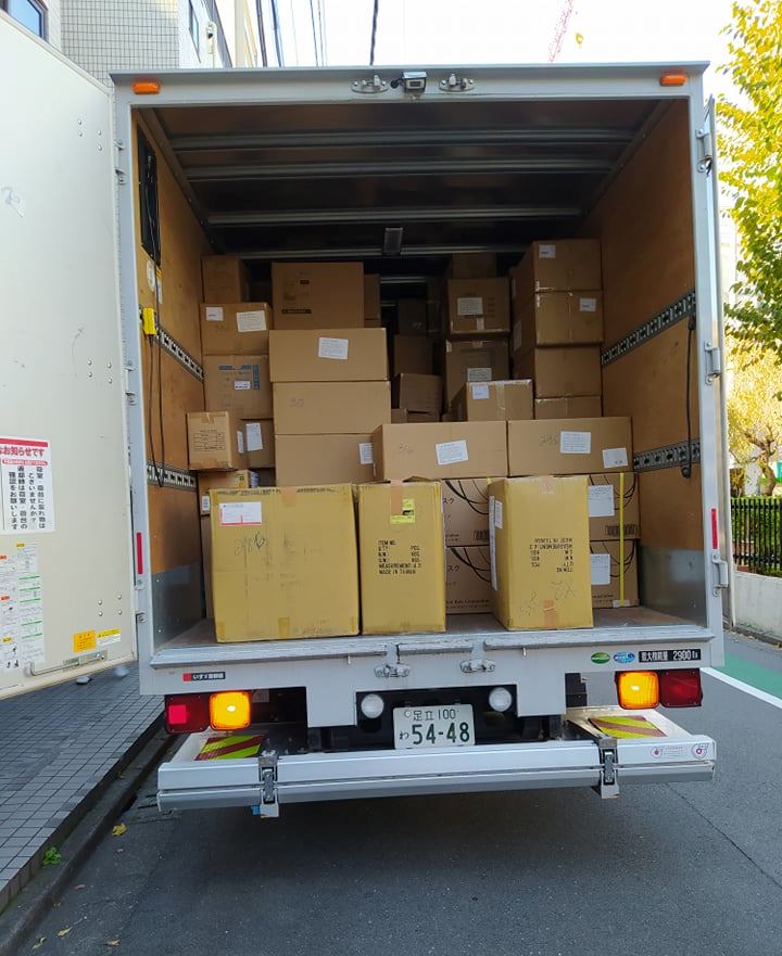camión con cajas adentro