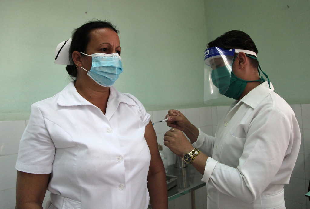 Enfermero vacunando a otro enfermero