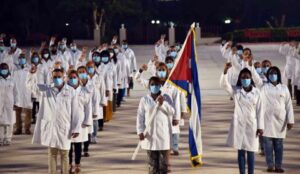 medicos parados con bandera