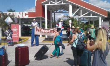 vuelo-desde-canada-reabre-operaciones-en-aeropuerto-al-centro-de-cuba