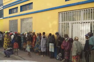 Fila de ancianos en Angola