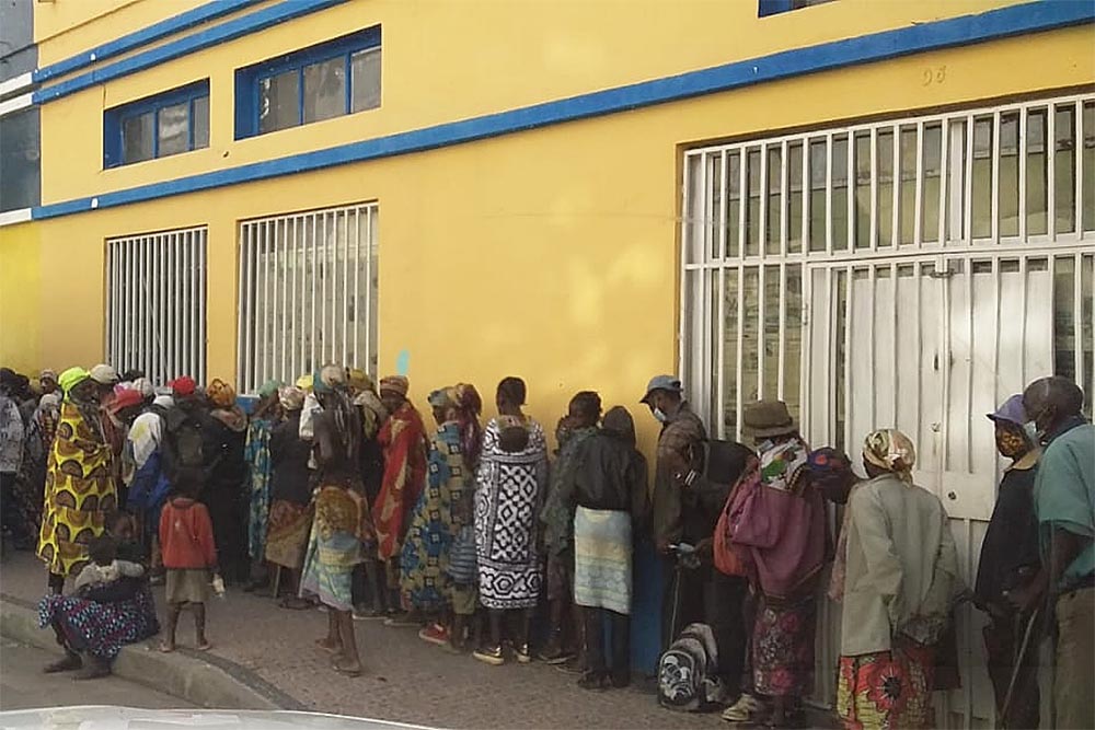 Fila de ancianos en Angola