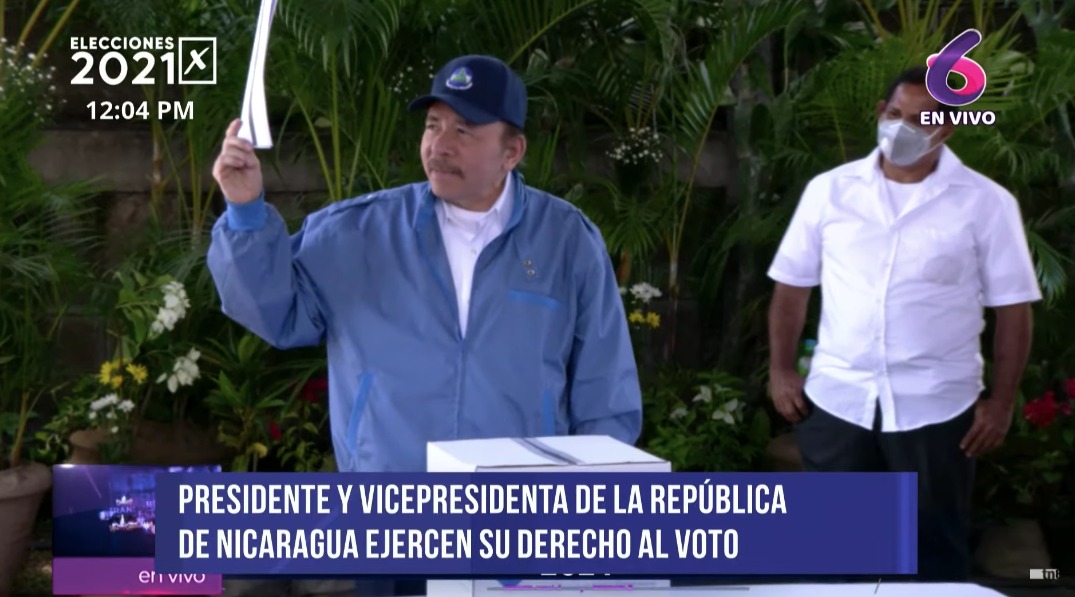 Daniel Ortega ejerce el derecho al voto