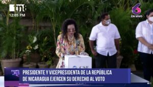 Rosario Murillo ejrece el derecho al voto 