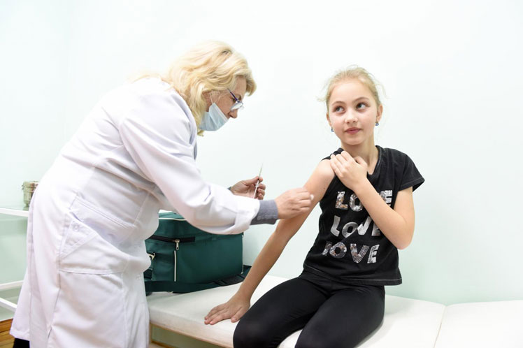 vacunando niña