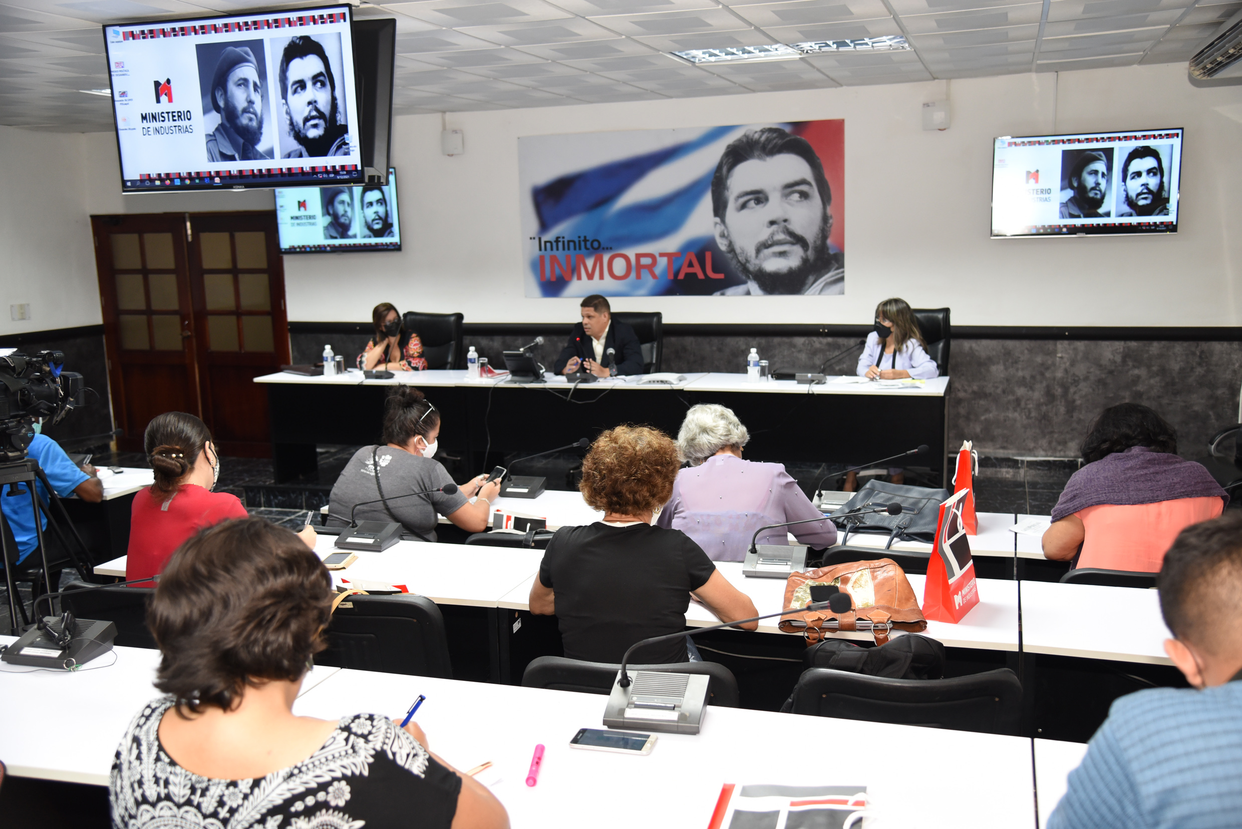 Cuba adopta política para apuntalar desarrollo industrial