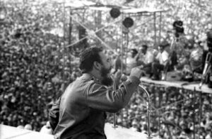 Fidel ante la multitud 1960