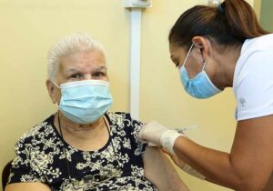 Ticos-mayores-de-65-anos-recibiran-tercera-dosis-vacuna-antiCovid-19