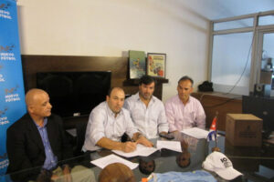 Uruguay-y-Cuba,-colaboracion-futbol