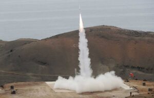 Perú lanzó cohete-sonda para estudio de fenómenos de atmósfera