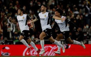 valencia-remonta-y-desplaza-al-barcelona-en-futbol-de-espana