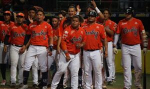 caribes-suman-segunda-victoria-en-gran-final-del-beisbol-venezolano