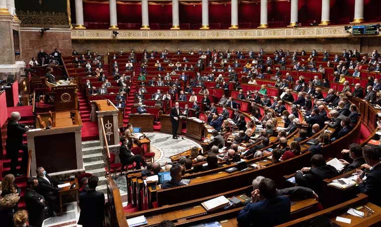 Asamblea Nacional de Francia aprueba pase de vacunación