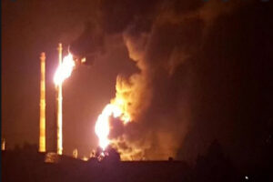 reportan-incendio-en-mayor-refineria-de-petroleo-privada-de-rusia
