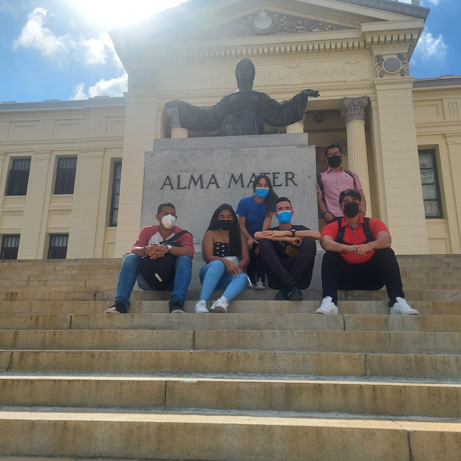 JOVENES PANAMEÑOS EN CUBA