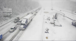 conductores-varados-en-virginia-eeuu-por-tormenta-de-nieve