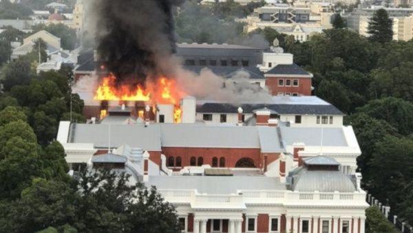 fuego en Parlamento de Sudafrica