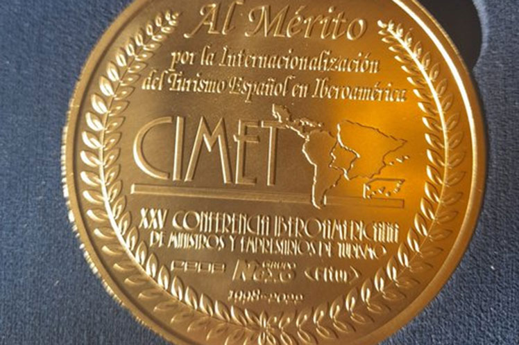 medalla-al-merito-turismo-para-Cuba