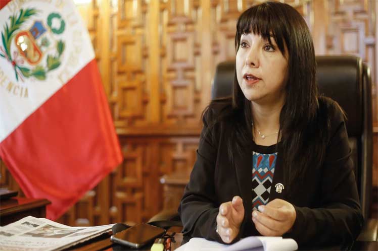 ex-primera-ministra-peruana-senala-indicios-de-corrupcion-en-gobierno