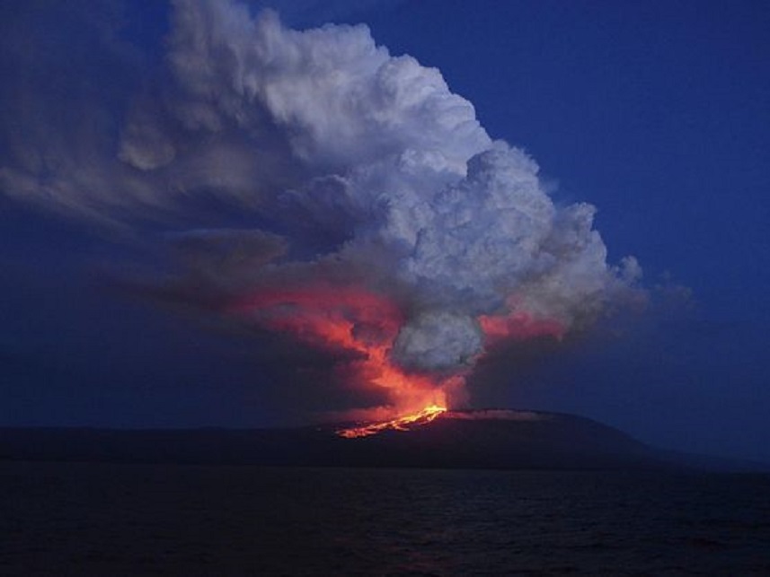 Ecuador reporta erupción en volcán Wolf de Islas Galápagos