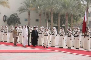 Presidente de Irán recibido oficialmente por Emir de Qatar