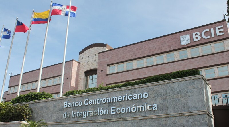 banco-centroamericano-apoya-microfinancieras-en-el-salvador