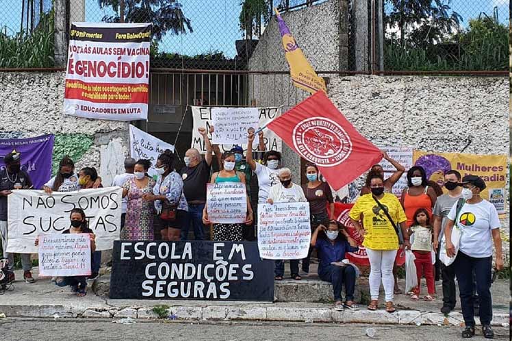 profesores-en-huelga-por-situacion-de-las-escuelas-publicas-en-brasil