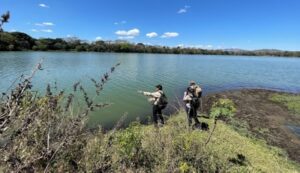 Investigan muerte de peces en lago salvadoreño que cambia de color
