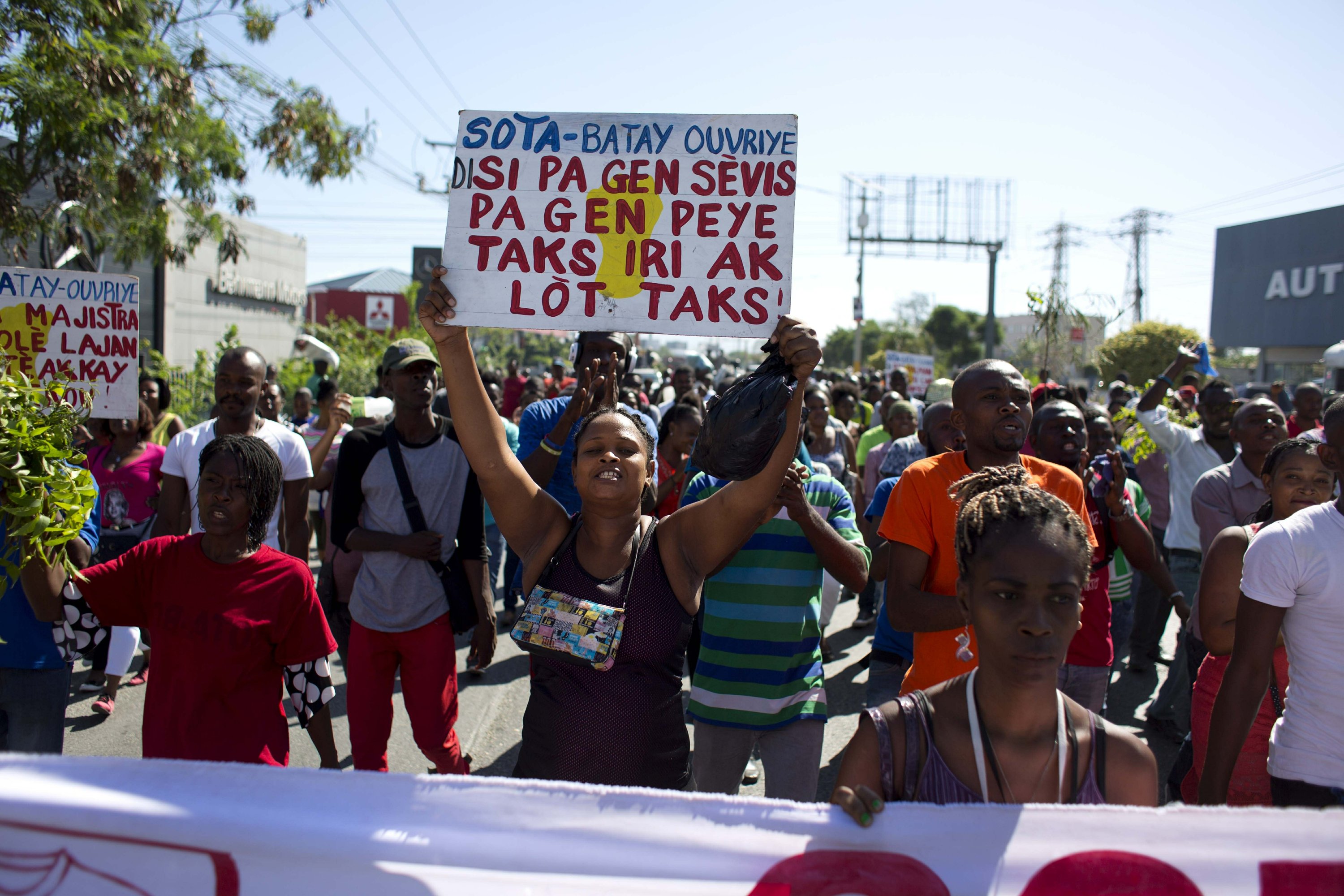 Empleados textiles de Haití protestan