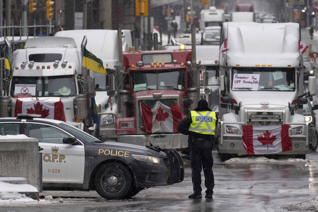 Protestas de camioneros cierran paso fronterizo Canadá-EEUU