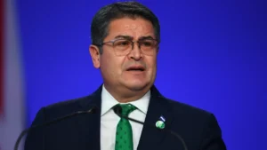 Expresidente de Honduras espera designación de juez para entregarse