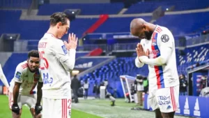 Lyon derrota a Nice y es sexto en fútbol francés