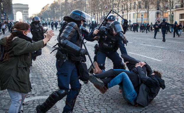 Enfrentamientos en Francia entre policías y manifestantes