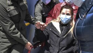 Trasladan a un hospital a expresidenta de facto de Bolivia