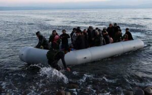 Alertan incremento de devoluciones de migrantes de Grecia a Turquía