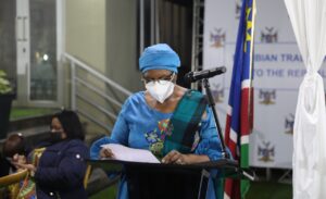 mujer dando discurso