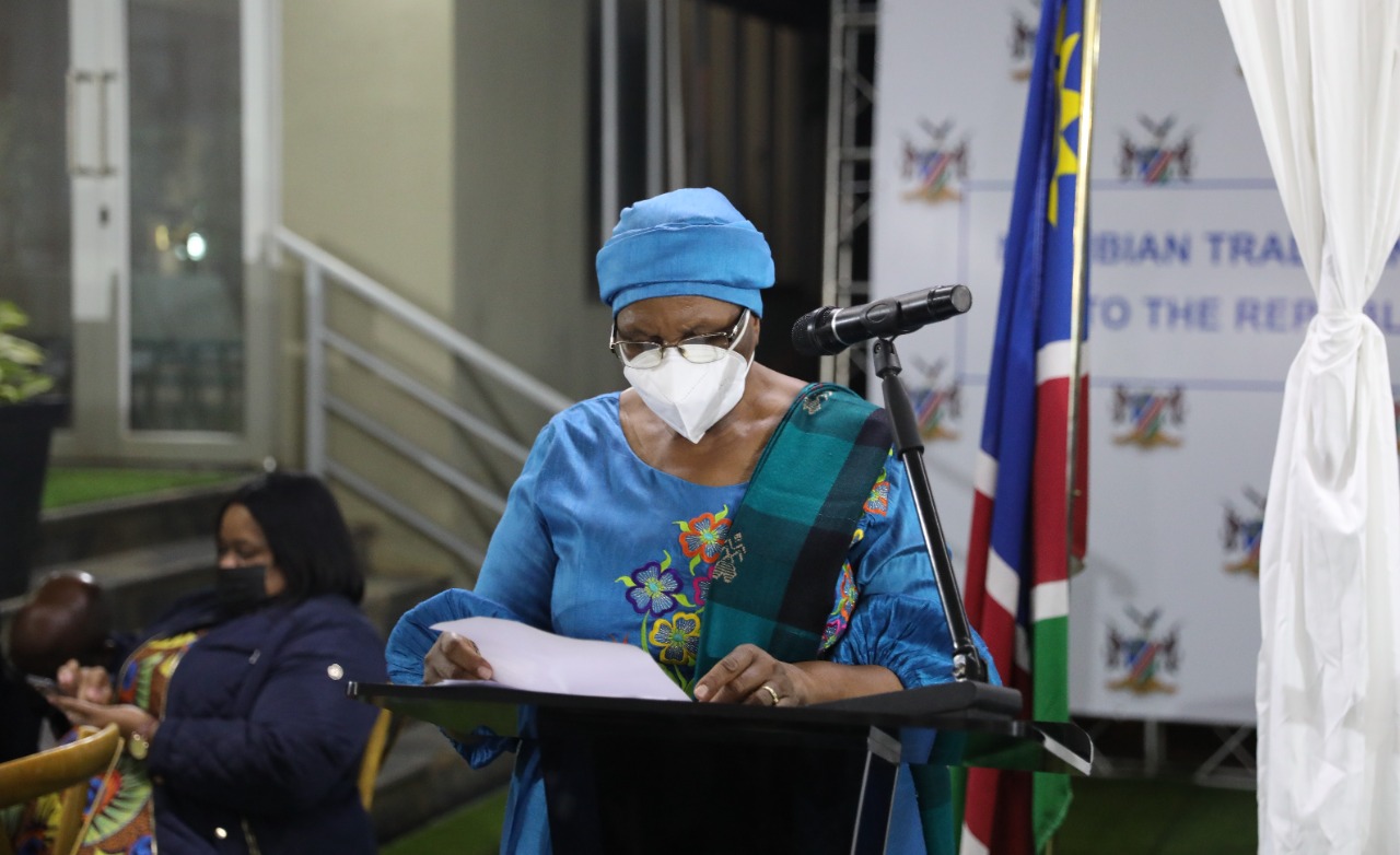 mujer dando discurso